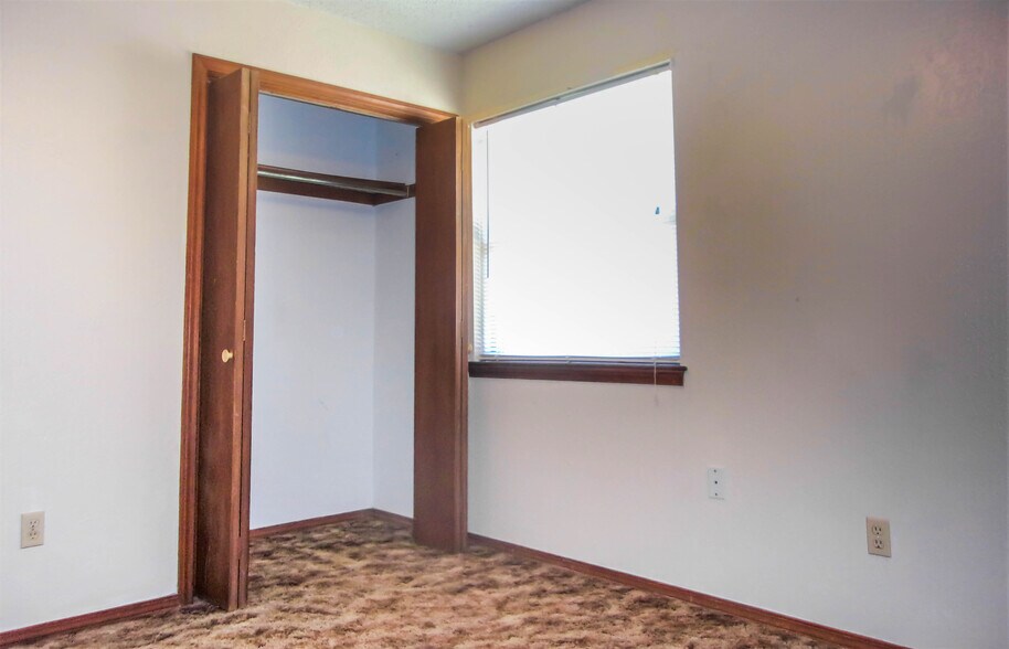 More Photos Of 210 NW North St, Minco Apartments For Sale