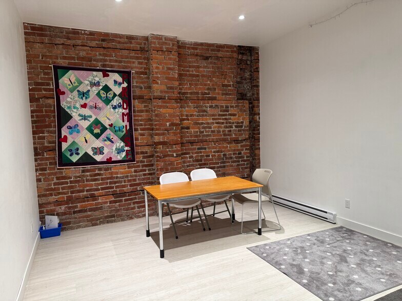 More Photos Of 556 Powell St, Vancouver General Retail For Sale