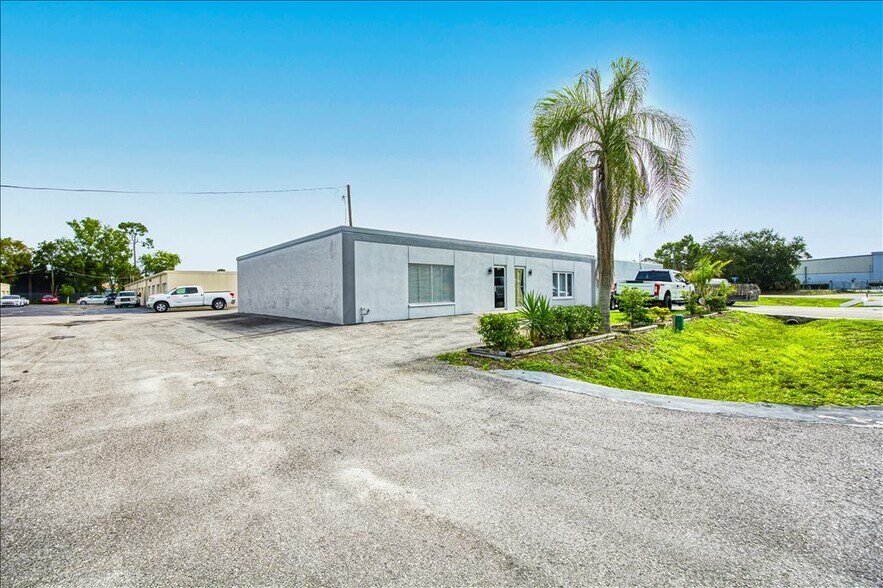 More Photos Of 2231-2235 Bruner Ln, Fort Myers Distribution For Sale