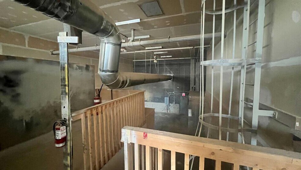 More Photos Of 5150 47th St NE, Calgary Auto Repair For Sale