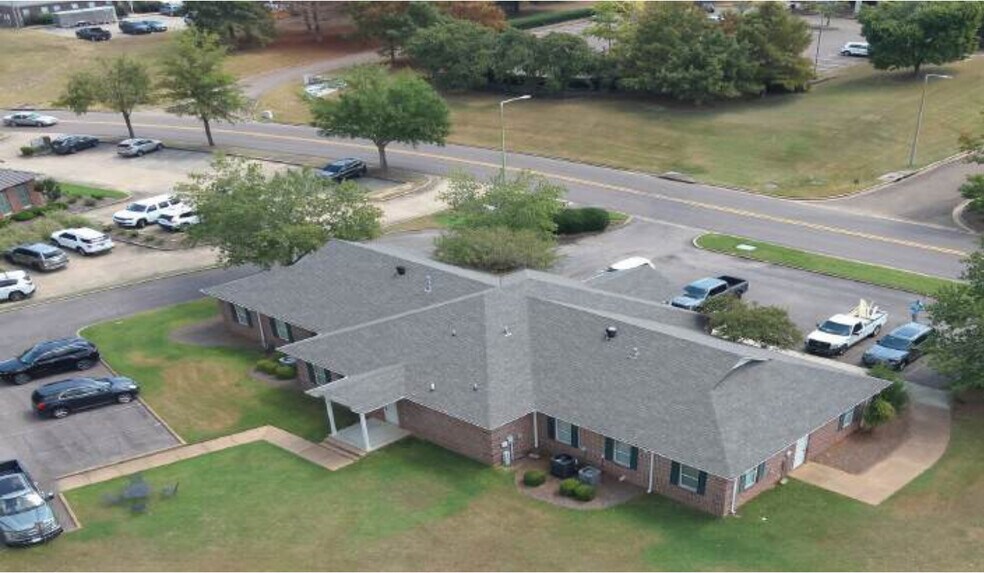 More Photos Of 506 Azalea Dr, Oxford Medical For Sale
