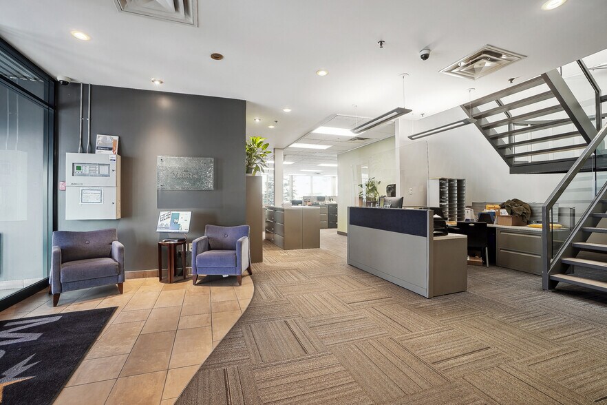 More Photos Of 1675 Boul de Montarville, Boucherville Warehouse For Lease