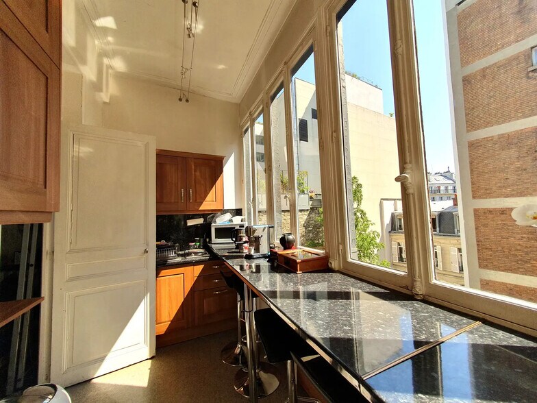 More Photos Of 90 Rue D'Amsterdam, Paris Office For Sale