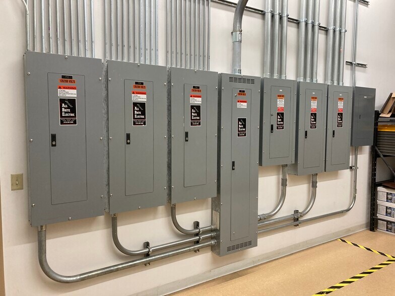 More Photos Of 7887 Hub Pky, Valley View Office For Lease