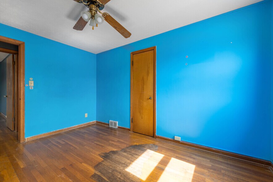 More Photos Of 5203 Turney Rd, Garfield Heights Bar For Sale