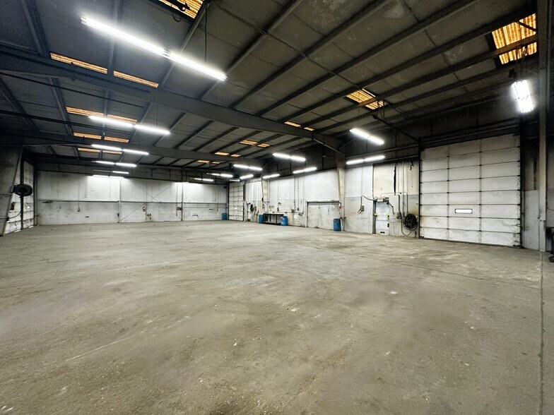 More Photos Of 7185-7189 Montevideo Rd, Jessup Service For Lease