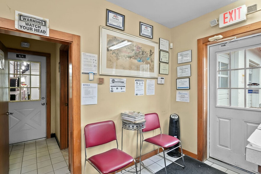 More Photos Of 3 Lower Rd, Lincoln Auto Repair For Sale