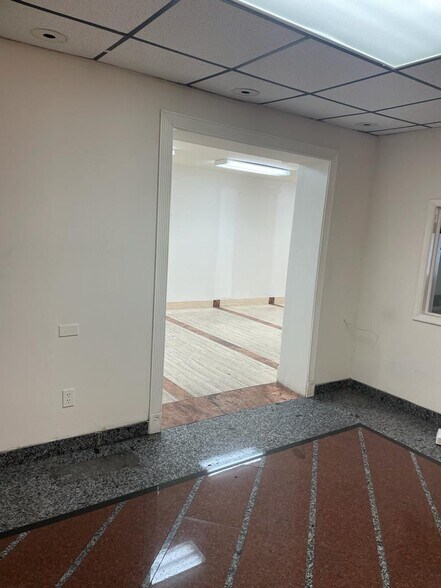 More Photos Of 900 Pembroke Rd, Hallandale Manufacturing For Lease