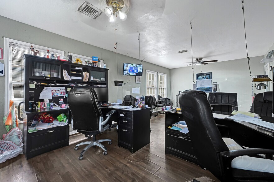 More Photos Of 1710 Cypress Creek Pkwy, Houston Office For Sale