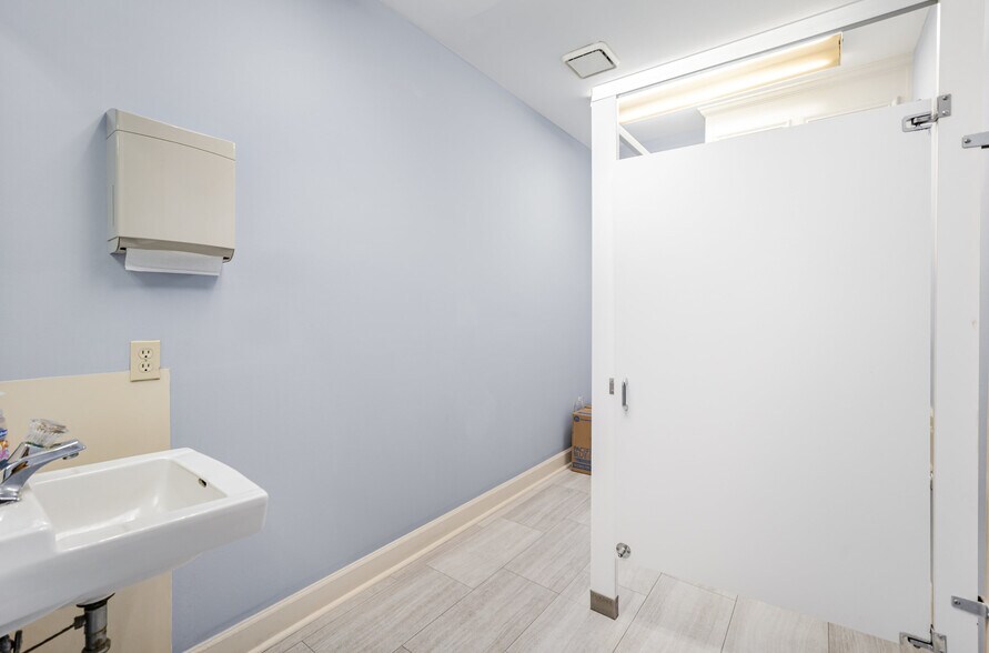 More Photos Of 4523 Park Rd, Charlotte Office For Sale