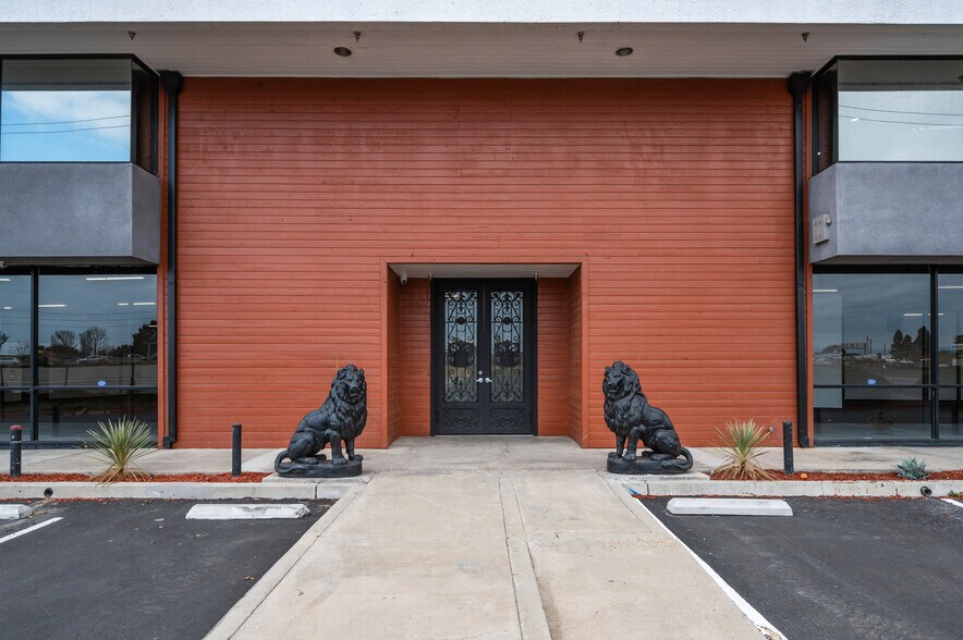 More Photos Of 800 E Dyer Rd, Santa Ana Showroom For Lease