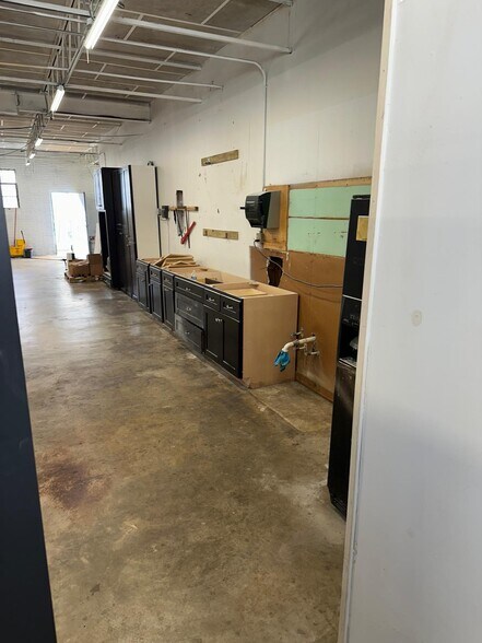 More Photos Of 4868 Victor St, Jacksonville Manufacturing For Lease