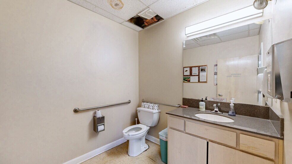 More Photos Of 1701 Spring St, Jeffersonville Medical For Sale