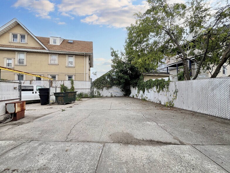 More Photos Of 105-09 Jamaica Ave, Richmond Hill Medical For Lease