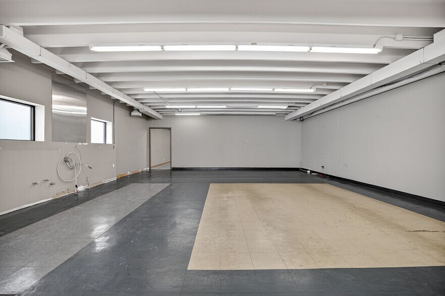 More Photos Of 812 Dundas St, London Freestanding For Sale