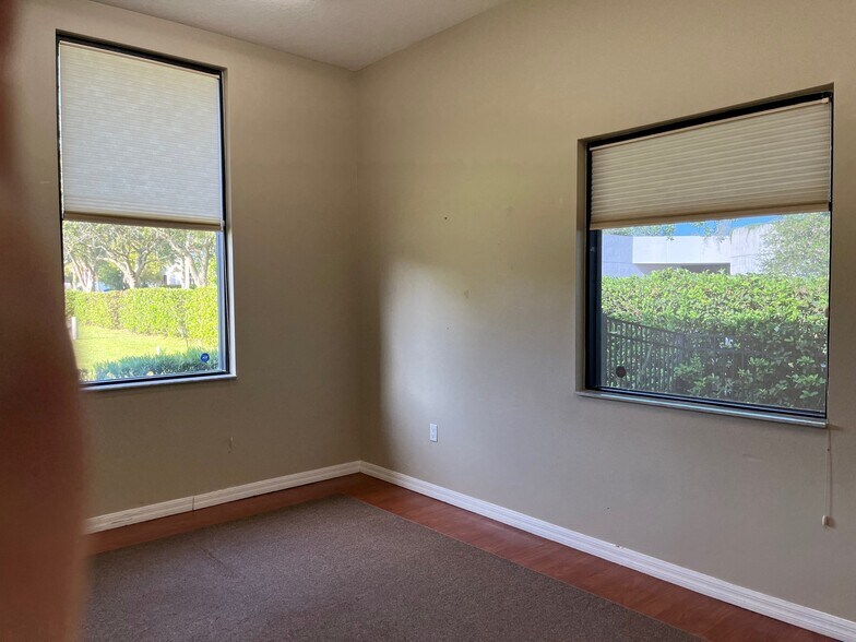More Photos Of 1708-1718 Lexington Green Ln, Sanford Medical For Sale