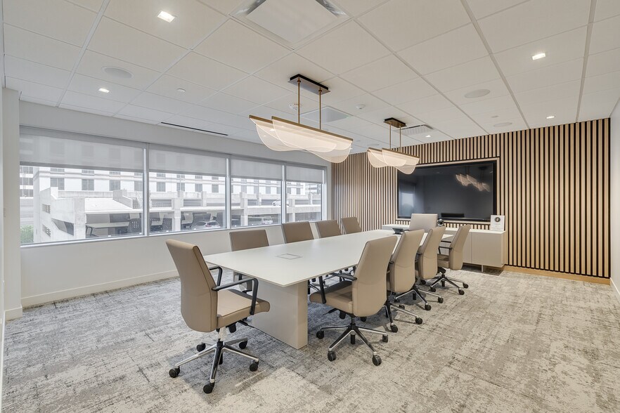 More Photos Of 5949 Sherry Ln, Dallas Office For Sale