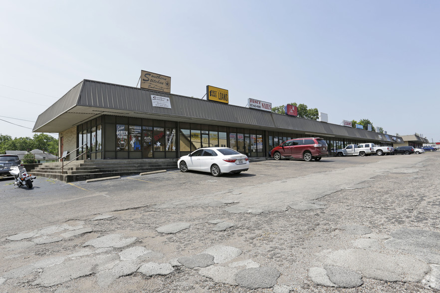 Primary Photo Of 701-715 W Henderson St, Cleburne Storefront For Lease