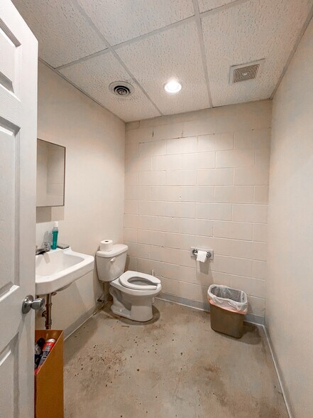 More Photos Of 2303 SE 14th St, Des Moines Warehouse For Lease