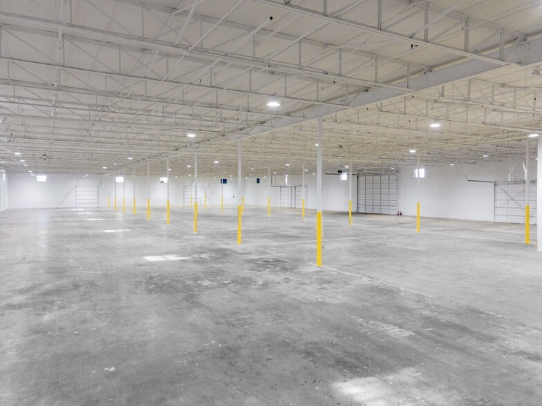 More Photos Of 8811 John W Carpenter Fwy, Dallas Warehouse For Lease