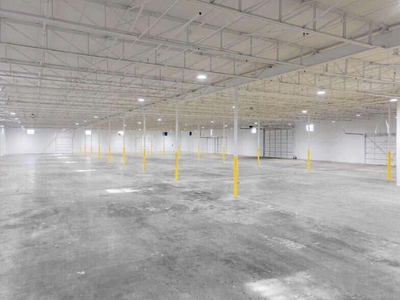 More Photos Of 8811 John W Carpenter Fwy, Dallas Warehouse For Lease