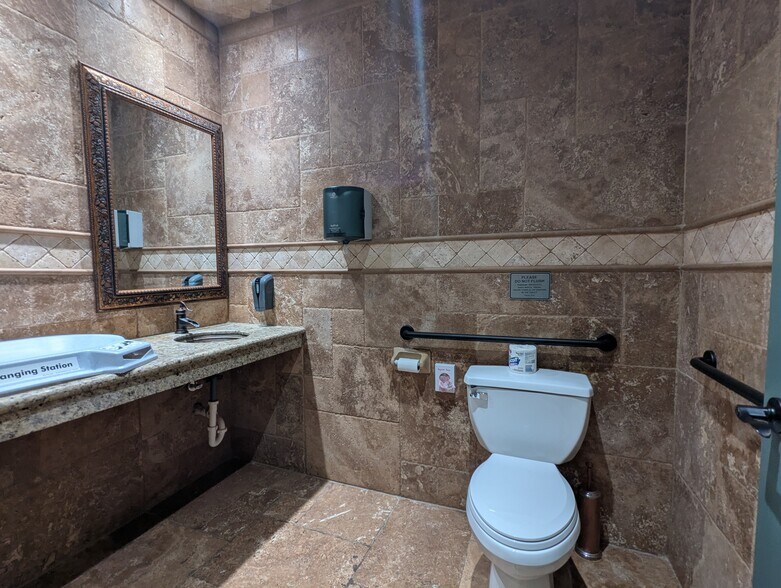 More Photos Of 1465 N Main St, Vidor Freestanding For Sale