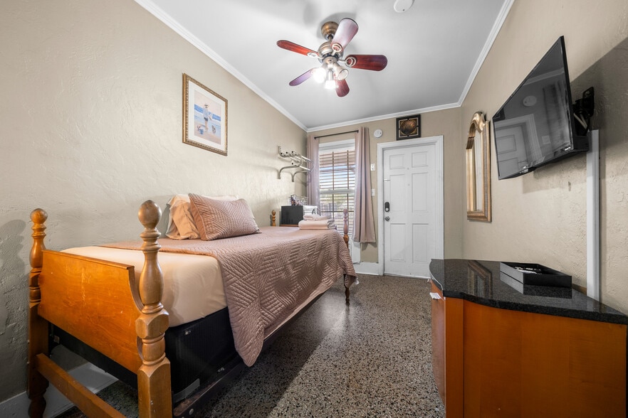 More Photos Of 215 S Pine Ave, Ocala Hotel For Sale