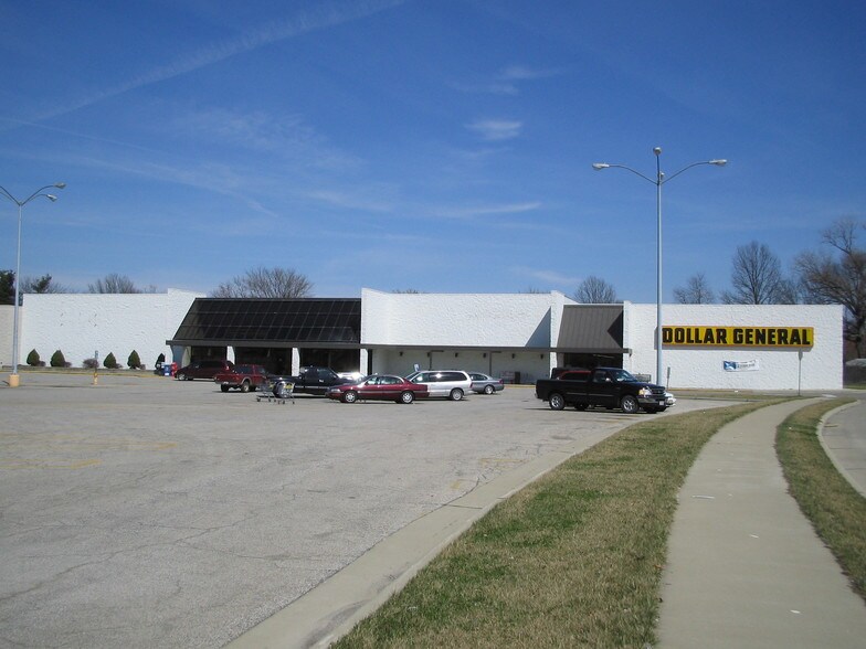 More Photos Of 1002-1004 N Keller Dr, Effingham Storefront For Lease