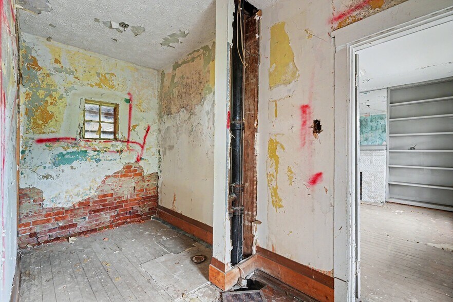 More Photos Of 831 Highway Ave, Covington Office For Sale