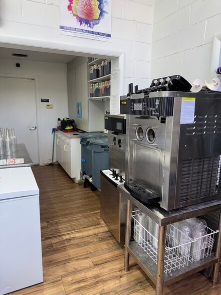 More Photos Of 1901 Cortez Rd, Bradenton Freestanding For Lease