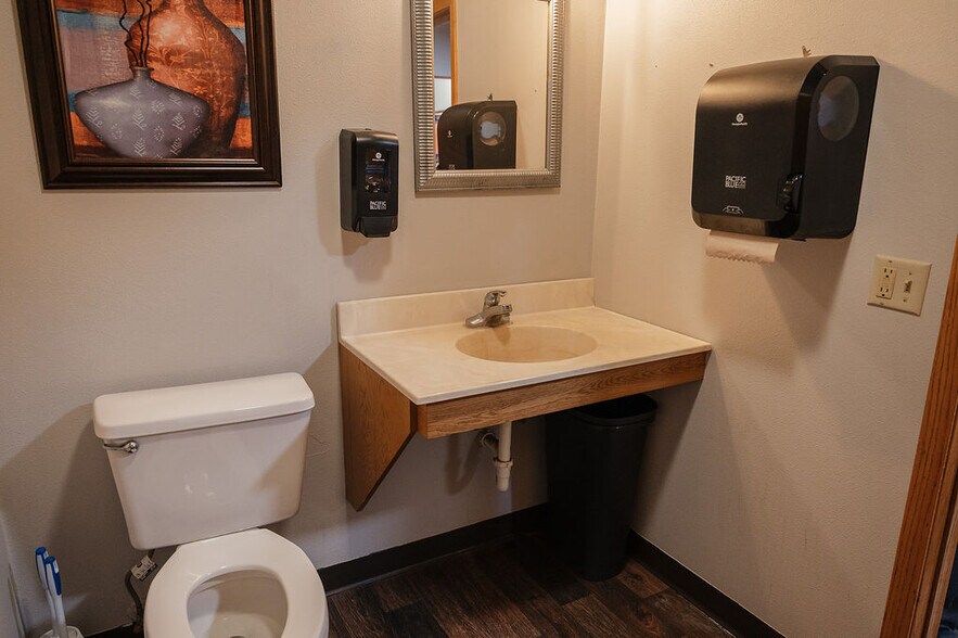 More Photos Of 510 Main St, Ormsby Restaurant For Sale