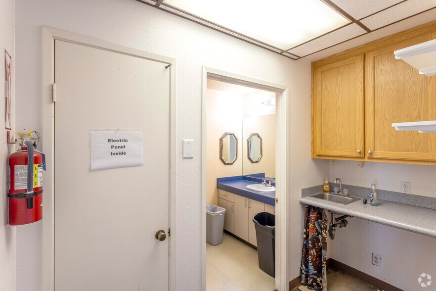 More Photos Of 9606-9636 Tierra Grande, San Diego Unknown For Lease