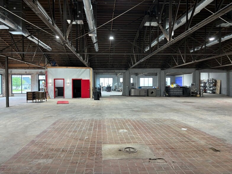 More Photos Of 9101 N Western Ave, Oklahoma City Showroom For Lease