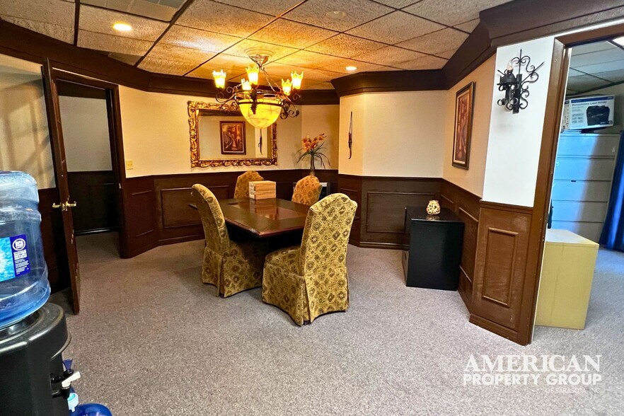 More Photos Of 2011 Bispham Rd, Sarasota Office For Lease