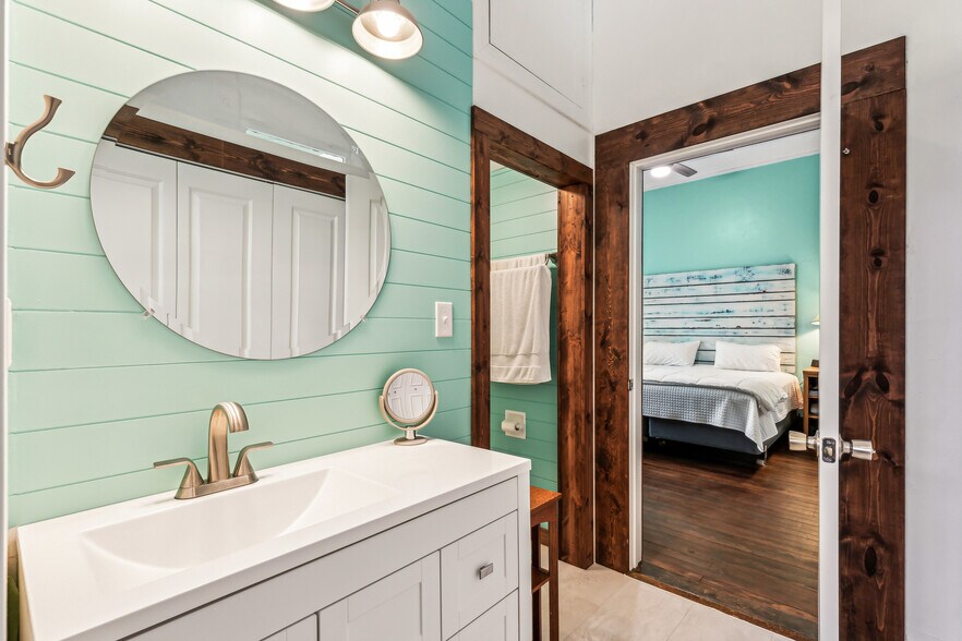 More Photos Of 512 N Travis St, Granbury Hospitality For Sale