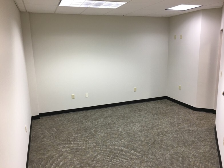 More Photos Of 700 Washington St, Columbus Office For Lease