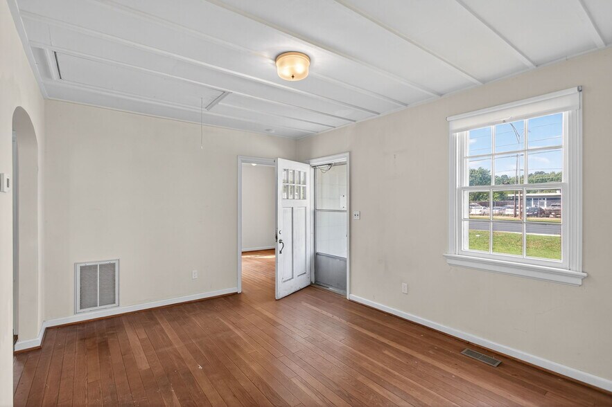 More Photos Of 5812 Jefferson Ave, Newport News Storefront For Sale