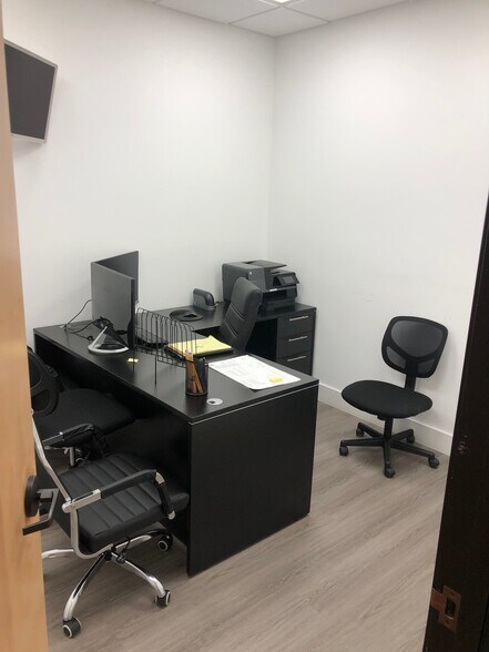 More Photos Of 16619 S Broadway St, Gardena Flex For Lease