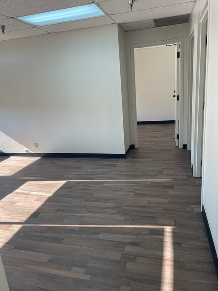 More Photos Of 42111 Avenida Alvarado, Temecula Manufacturing For Lease