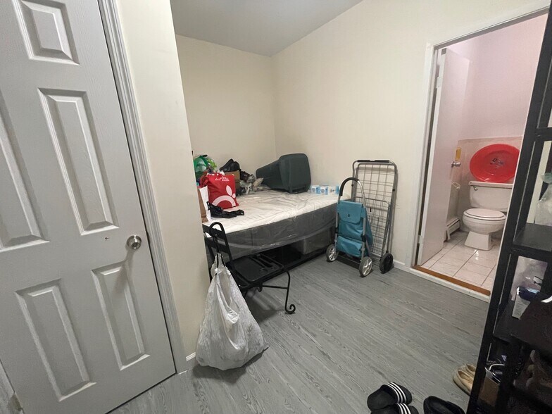 More Photos Of 3152 137th St, Flushing Storefront Retail Residential For Sale