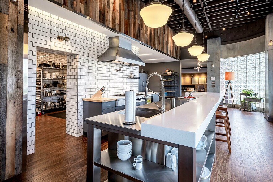 More Photos Of 3344 Central Pky, Cincinnati Storefront For Lease