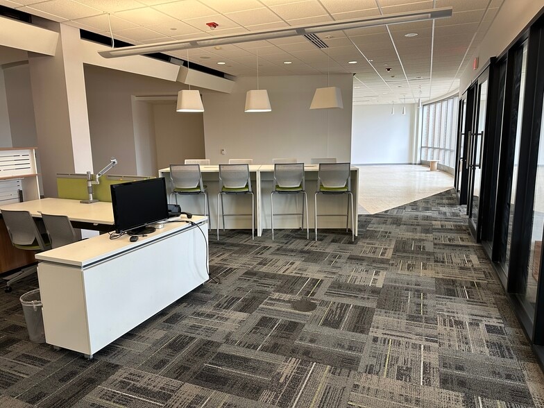 More Photos Of 85 E 8th St, Holland Medical For Lease