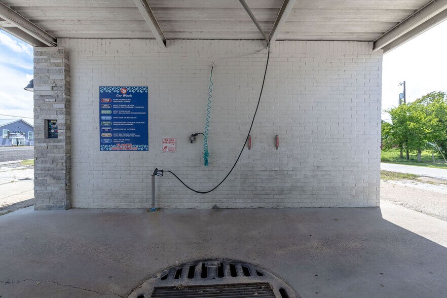 More Photos Of 617 N Ellis St, Groesbeck Carwash For Sale