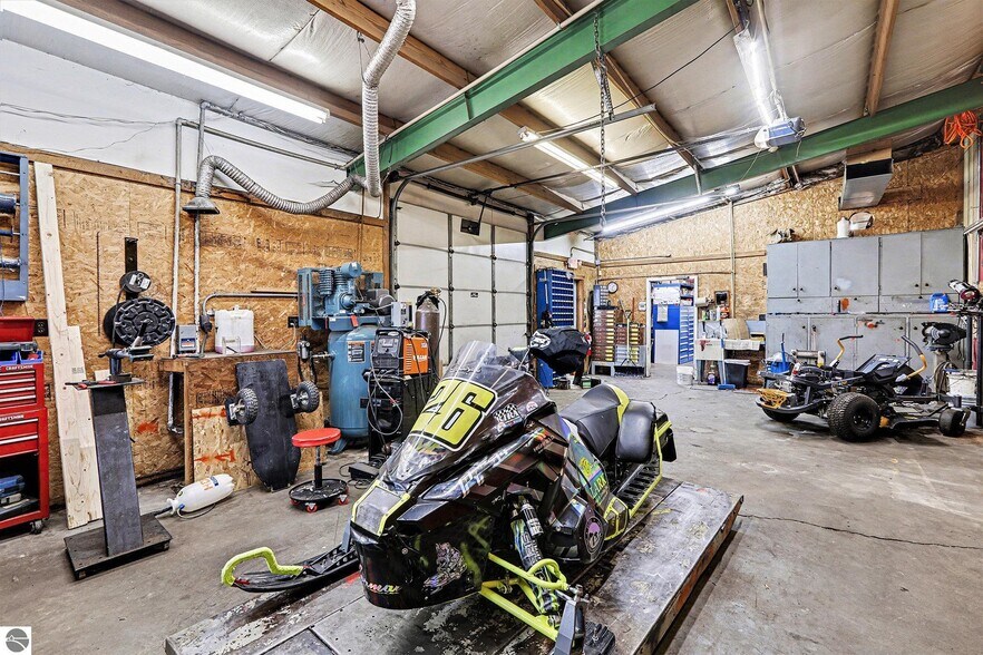 More Photos Of 414 S Mitchell St, Cadillac General Retail For Lease