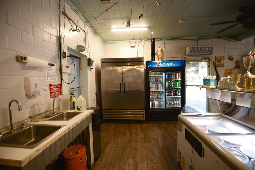 More Photos Of 15745 TX-204, Cushing Specialty For Sale