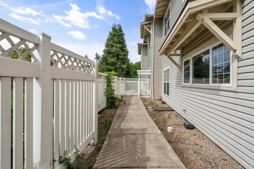 More Photos Of 905 Skylark Pl, Ashland Healthcare For Sale