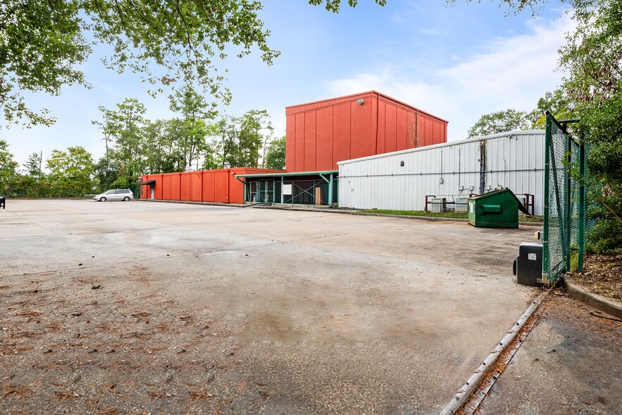 Primary Photo Of 1625 Airport Rd, Conroe Warehouse For Sale