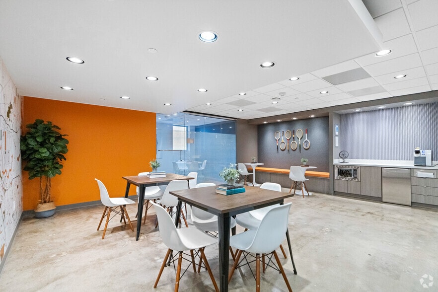 More Photos Of 2000 Crawford St, Houston Office For Sale