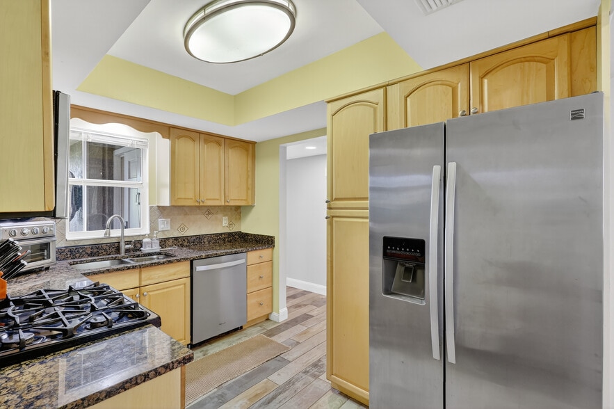 More Photos Of 1884 Southpointe Dr, Sarasota Apartments For Sale