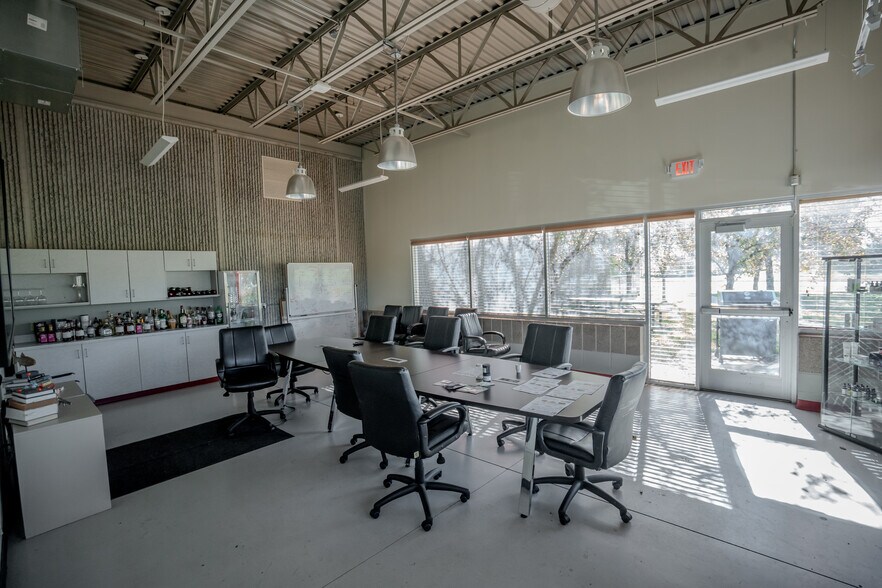 More Photos Of 500 Simmon Dr, Osceola Manufacturing For Sale